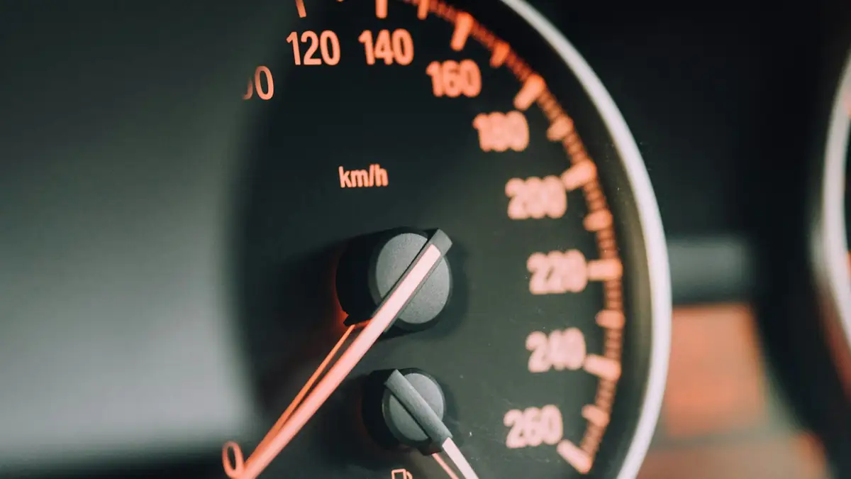 Drehzahlmesser und Tachometer eines Autos mit roter Nadel